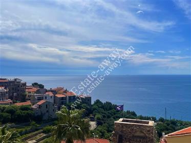 Maison historique avec terrasse et vue sur la mer à vendre à Cipressa.