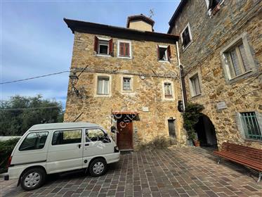 Каменна къща за продажба в Soldano frazione San Martino.