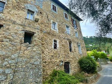 Prodaje se kamena kuća u Soldano frazione San Martino.