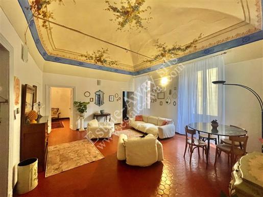 Apartment with terrace for sale in the historical center of Bordighera.