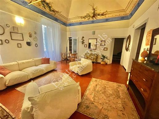 Wohnung mit Terrasse zum Verkauf im historischen Zentrum von Bordighera.