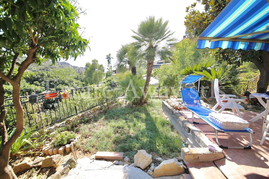 Апартамент с частна градина за продажба в Бордигера