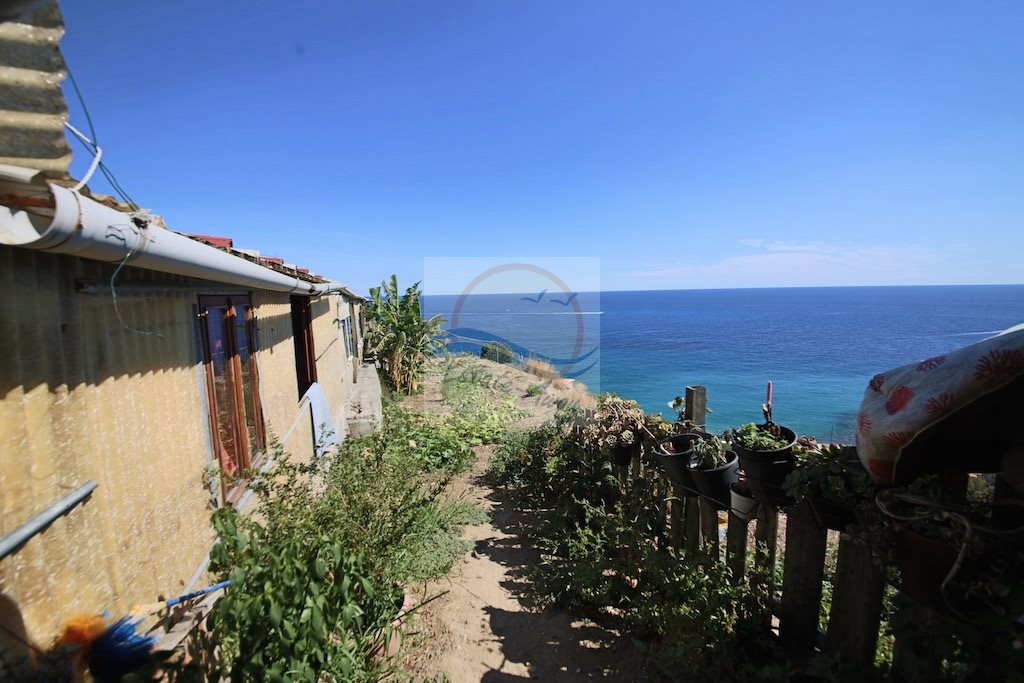 Rudera do Rekonstrukcji z Widokiem na Morze – Bordighera Montenero