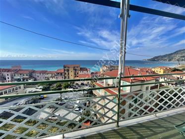 Appartement uitzicht op zee en balkon te koop in Ospedaletti.
