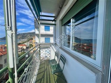 Appartamento vista mare con balcone in vendita a Ospedaletti.