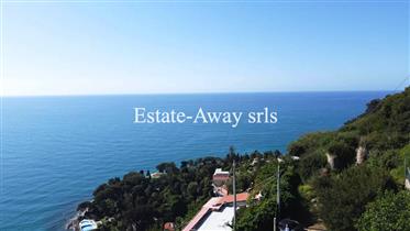 Villa terminée en 2016, luxueusement meublée avec vue mer panoramique sur le golfe du Giunchetto.