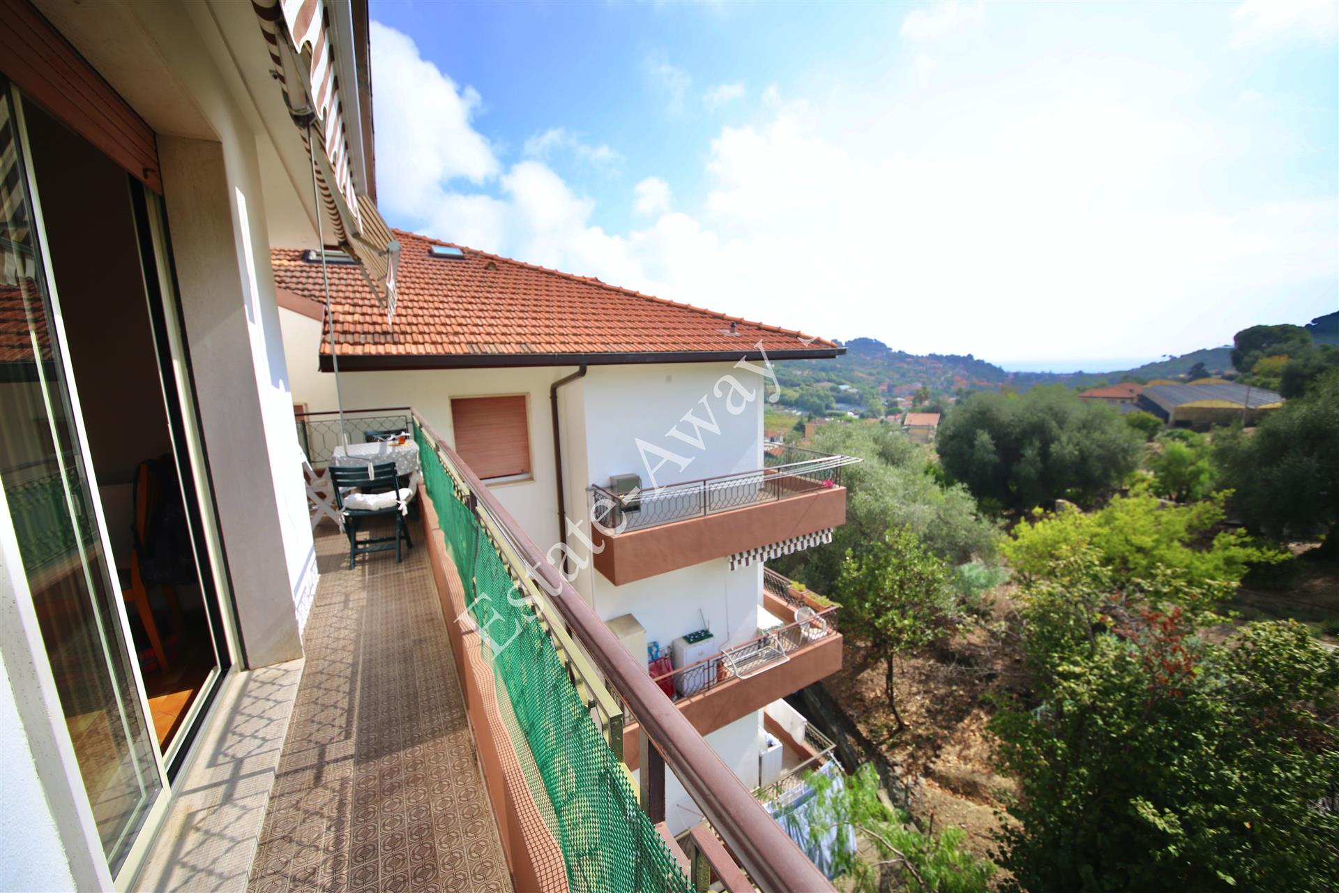 Zu verkaufen in Bordighera, Dreizimmerwohnung mit teilweisem Meerblick