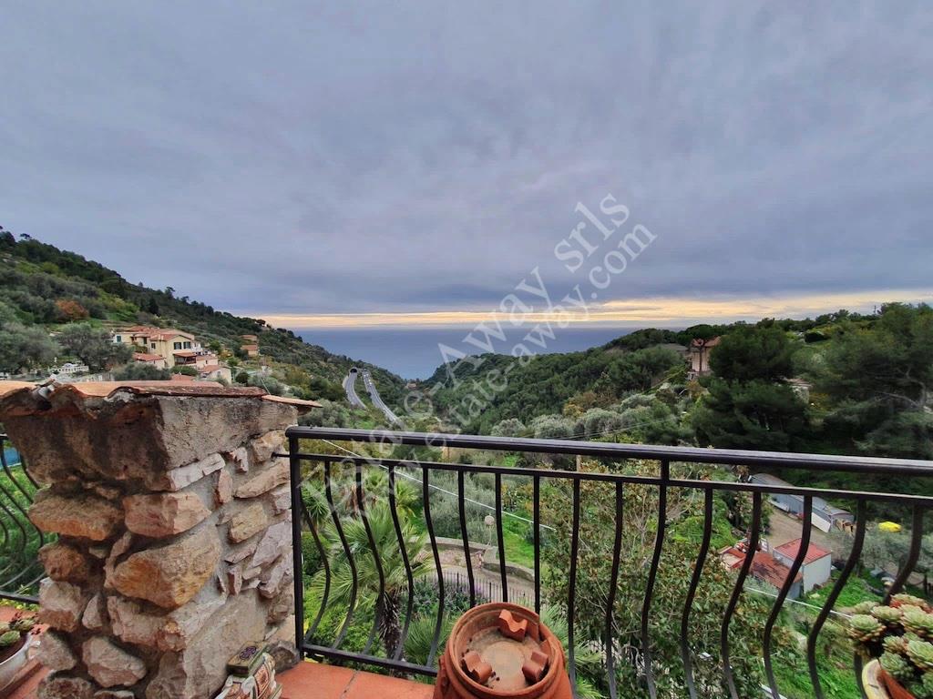 Maison individuelle avec vue mer à vendre à Mortola.