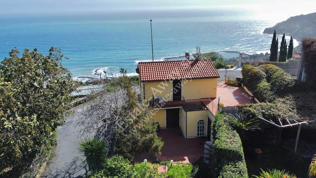 Maison individuelle avec vue sur la mer à vendre à Ospedaletti.