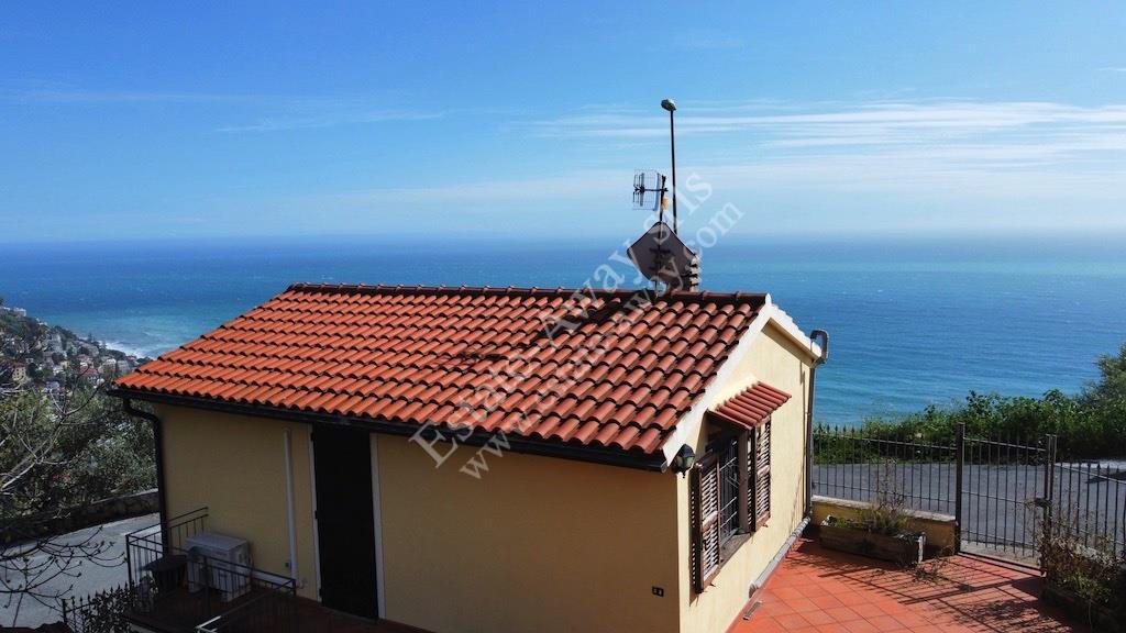 Detached house with sea view for sale in Ospedaletti.