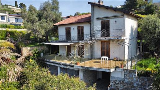 Casa indipendente con vista mare in vendita a Bordighera.