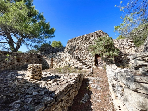 Terrain De Loisir Avec Ruines Et Bories