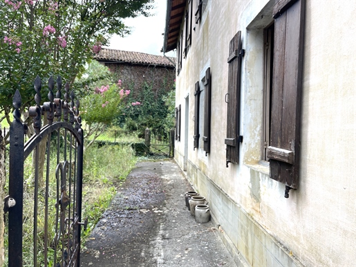 Old house 120 m2 to renovate with outbuildings on 7 ha land