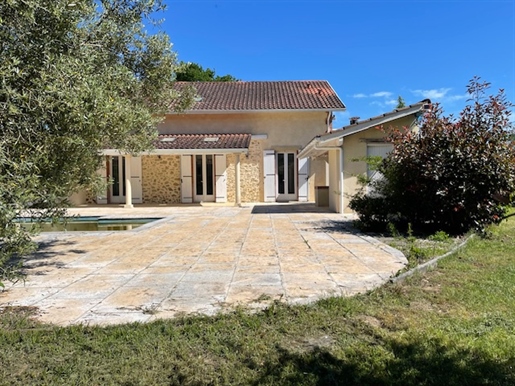 Ancien relais de chasse rénové de 237 m2 avec piscine et grand garage sur terrain 3345 m2