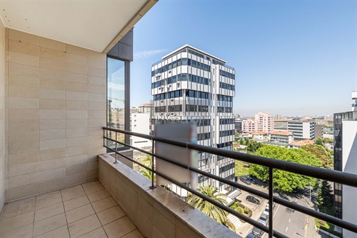 Apartamento de 3 Dormitorios Av. República en Vn Gaia, con 2 Balcones y Garaje