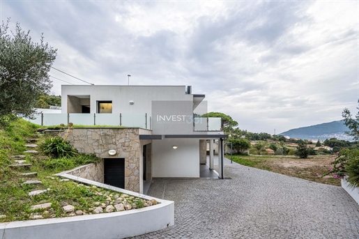 4 bedroom villa with views of the river Minho