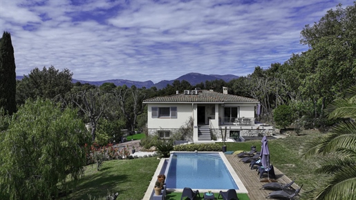 Exclusively Beautiful villa located in the popular and secure residential area of ​​"la Vallée Verte
