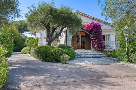 Beautiful Provencal villa in the heart of an estate in Biot