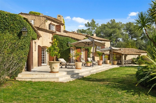 Stunning bastide with swimming pool and tennis court