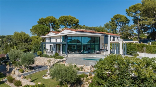 Magnificent villa with pool and garden in Le Cannet