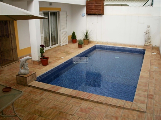 Villa à Lagos, appartement de 4 chambres avec piscine et garage ! Prix négociable !