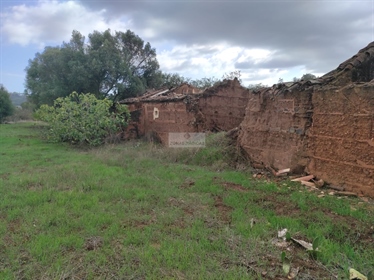 Blandad mark med ruin och lager i Cotifo