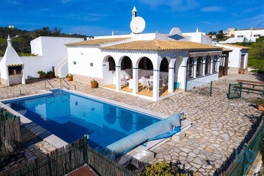 Home / Villa with 3 Rooms in Faro with 121,00 m²