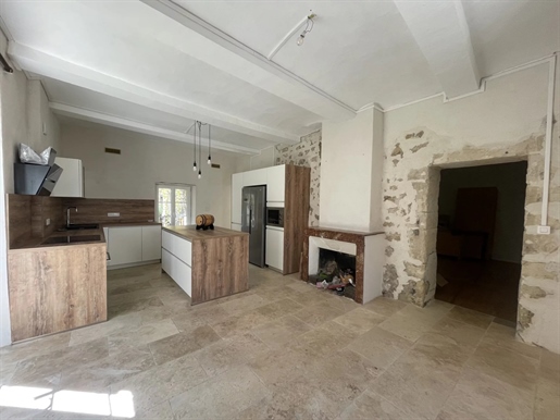 Saint-Chaptes, Charming house in the heart of the village of 185m² with garden.