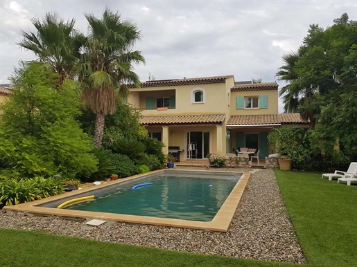 Beautiful Villa (T6) of 180m², and its annexes