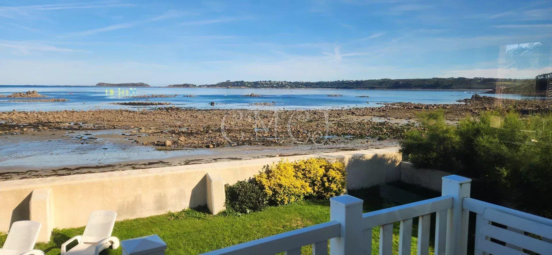 Côtes d'Armor, Locquémeau, Front-line house with sea view