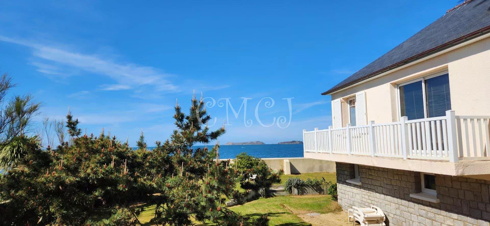Côtes d'Armor, Locquémeau, Front-line house with sea view