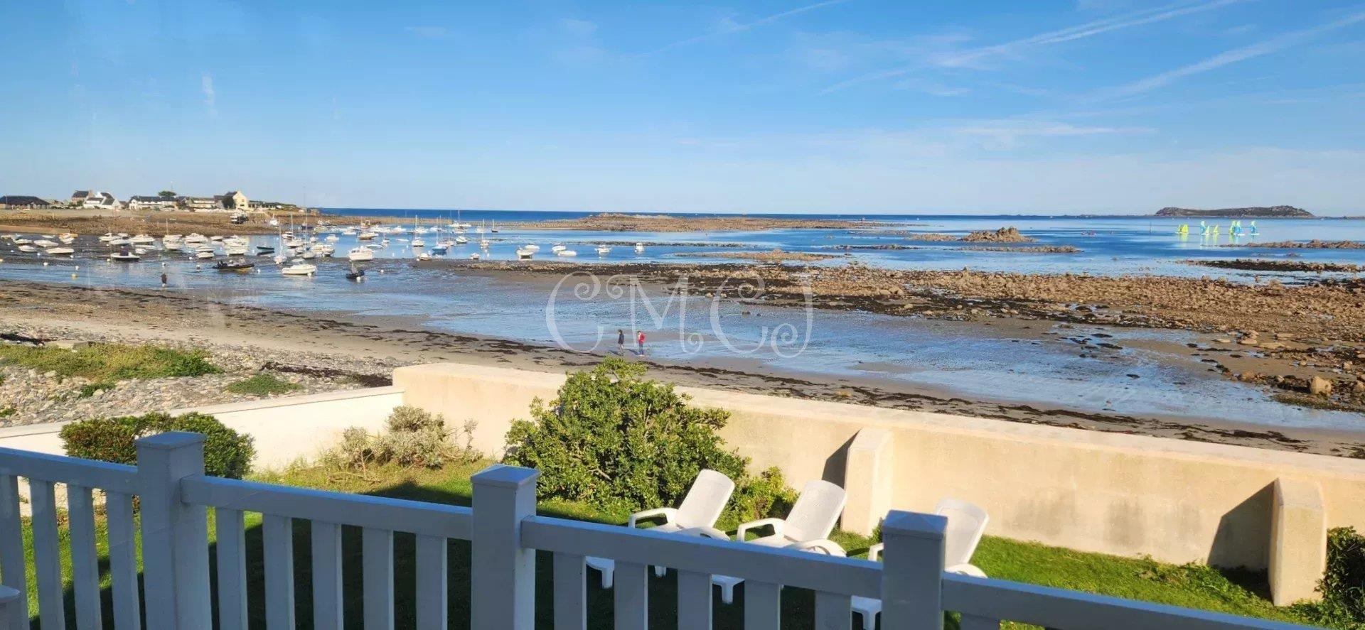 Côtes d'Armor, Locquémeau, Front-line house with sea view