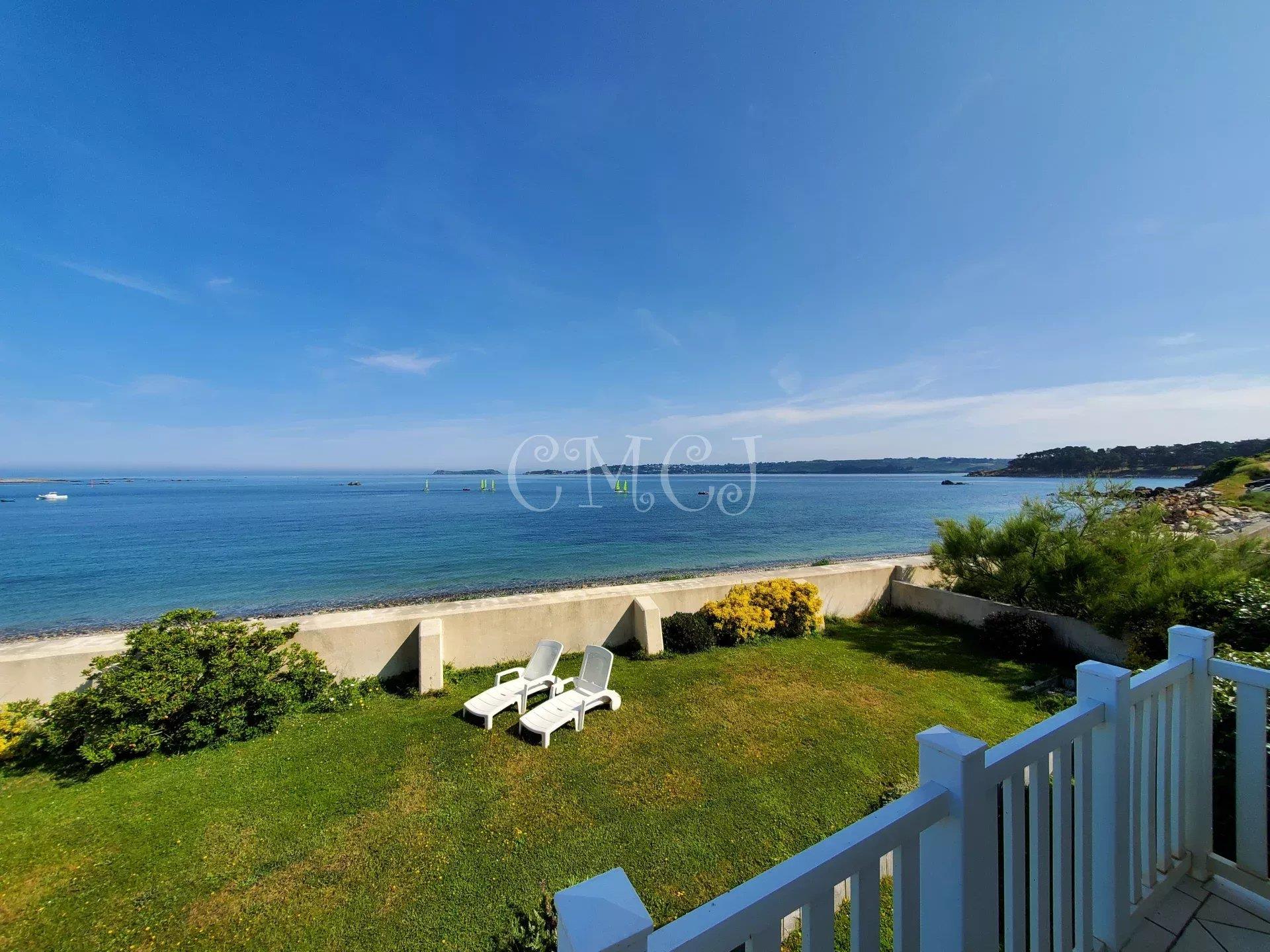 Côtes d'Armor, Locquémeau, Front-line house with sea view