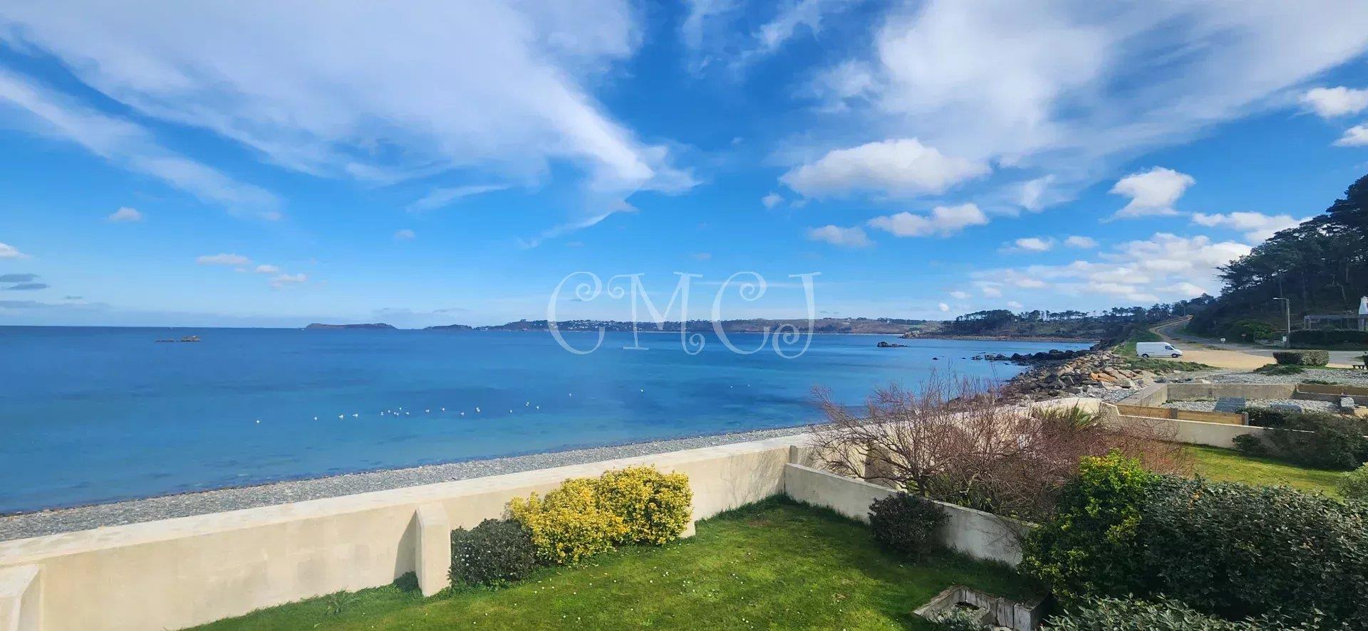 Côtes d'Armor, Locquémeau, Front-line house with sea view