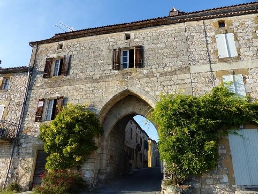Natuurstenen woning, gelegen aan de zuidkant aan een van de oudste dorpen van de Dordogne.
De wonin