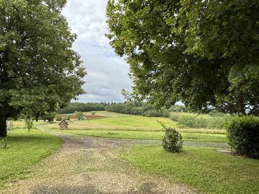 Perigordiaanse boerderij rond een binnenplaats met verschillende bijgebouwen. Gelegen in een aangena