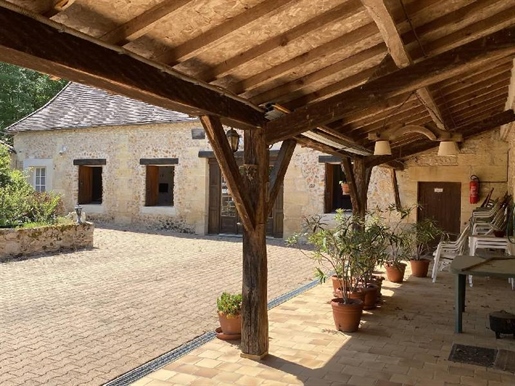 Voormalige 16e eeuwse boerderij met binnenplaats, verbouwd tot woonhuis, gîtes en chambre d'hôtes. O