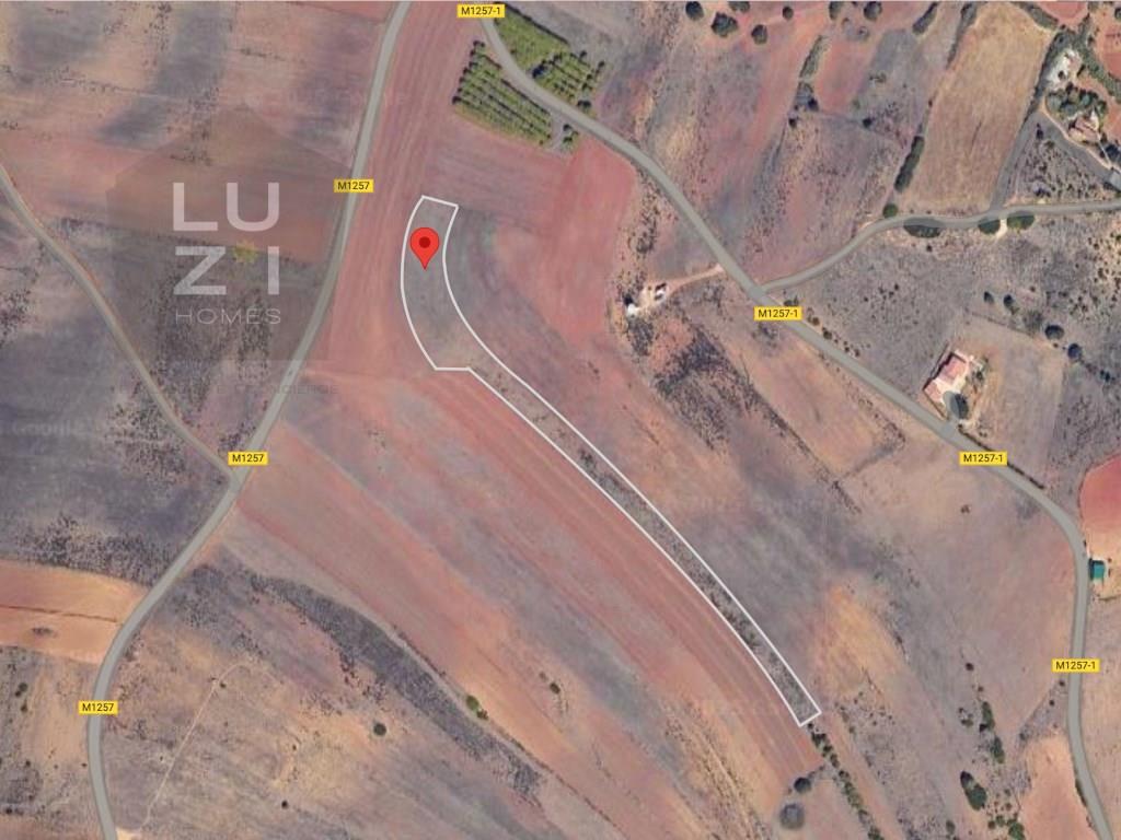 Terreno rústico bastante llano, cerca de Raposeira y playas
