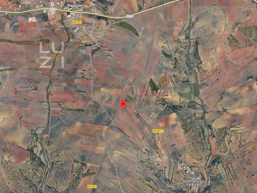 Terreno rústico bastante llano, cerca de Raposeira y playas