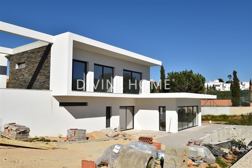 Great new built modern 4 bedroom villa with pool and sea view in Carvoeiro