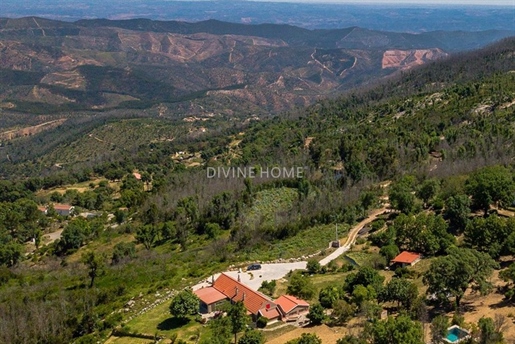 Villa och bilaga på en privat tomt på 4 hektar privat tomt med fantastisk utsikt i Monchique med lic
