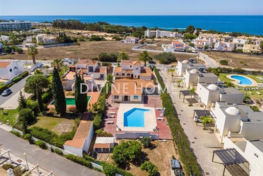 Coastal Oasis: Villa with Annex and Pool in Galé, Albufeira. 600 meters from the beach!