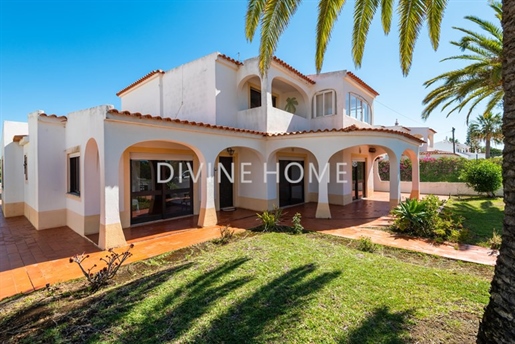 Coastal Oasis: Villa with Annex and Pool in Galé, Albufeira. 600 meters from the beach!