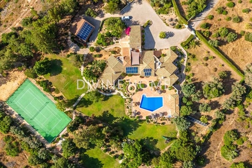 Superbe villa de 5 chambres avec piscine et vue sur la mer