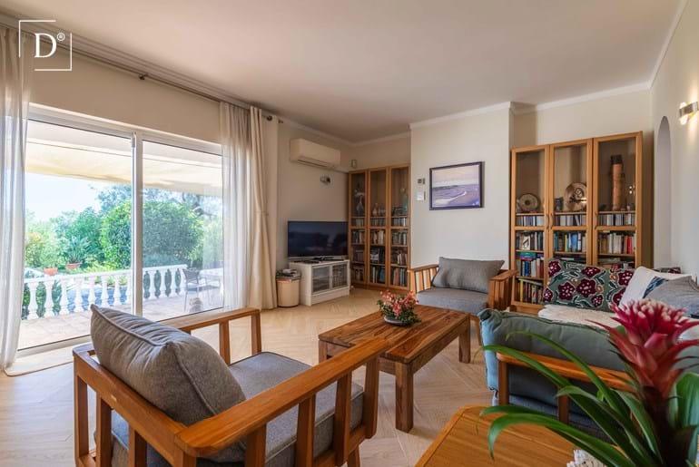 Villa met bijgebouw en zwembad met prachtig uitzicht