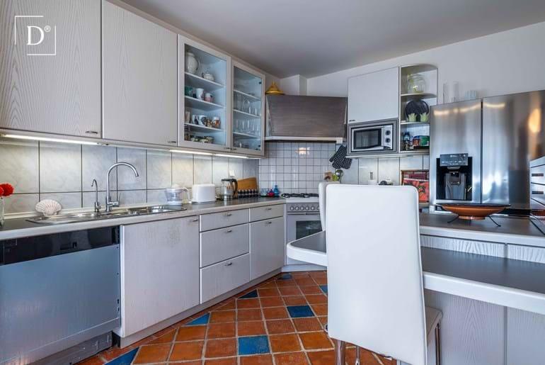 Villa met bijgebouw en zwembad met prachtig uitzicht