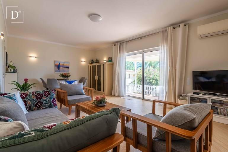 Villa met bijgebouw en zwembad met prachtig uitzicht