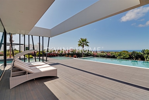 4 bedroom villa with stunning sea views