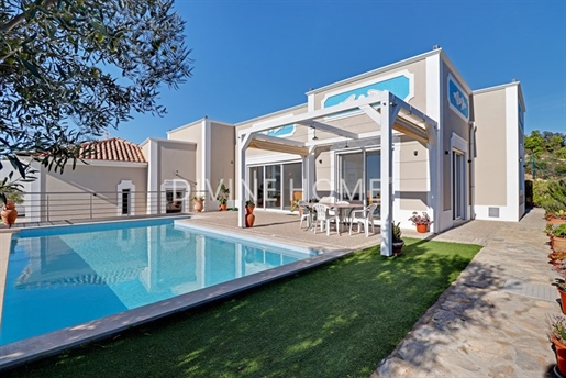 Charming 3 bedroom villa with pool and stunning sea view