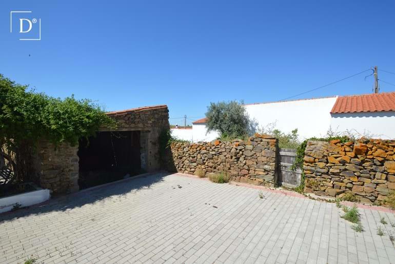 Traditionele woning met tuin voor renovatie